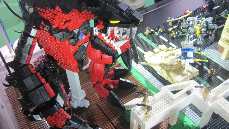 Illustration for article titled Giant Robots and Giant Insects Look Even Cooler in LEGO